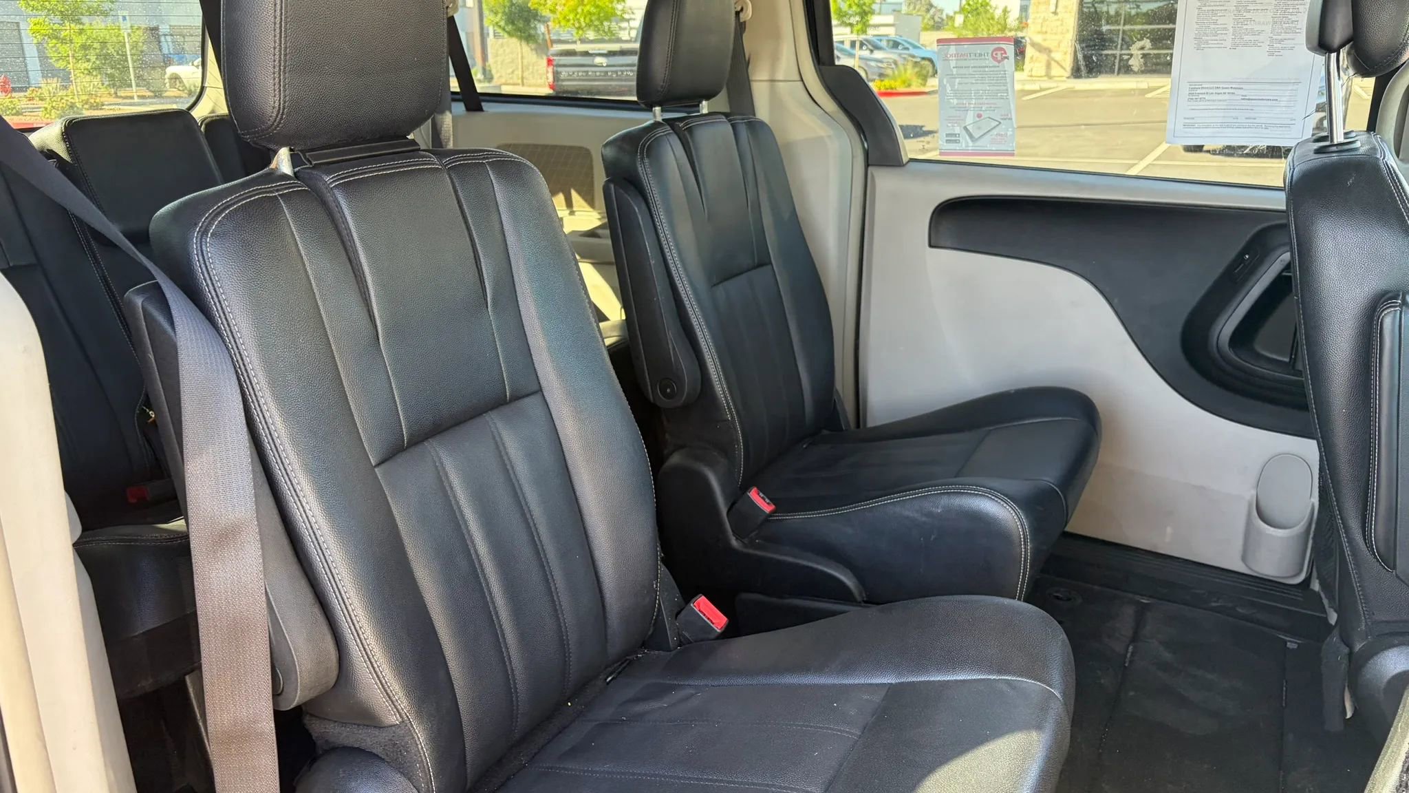 Used 2015 Chrysler Town & Country Touring FWD image 8
