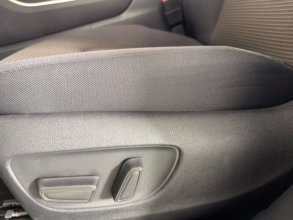 Used 2025 Toyota Highlander LE FWD image 21