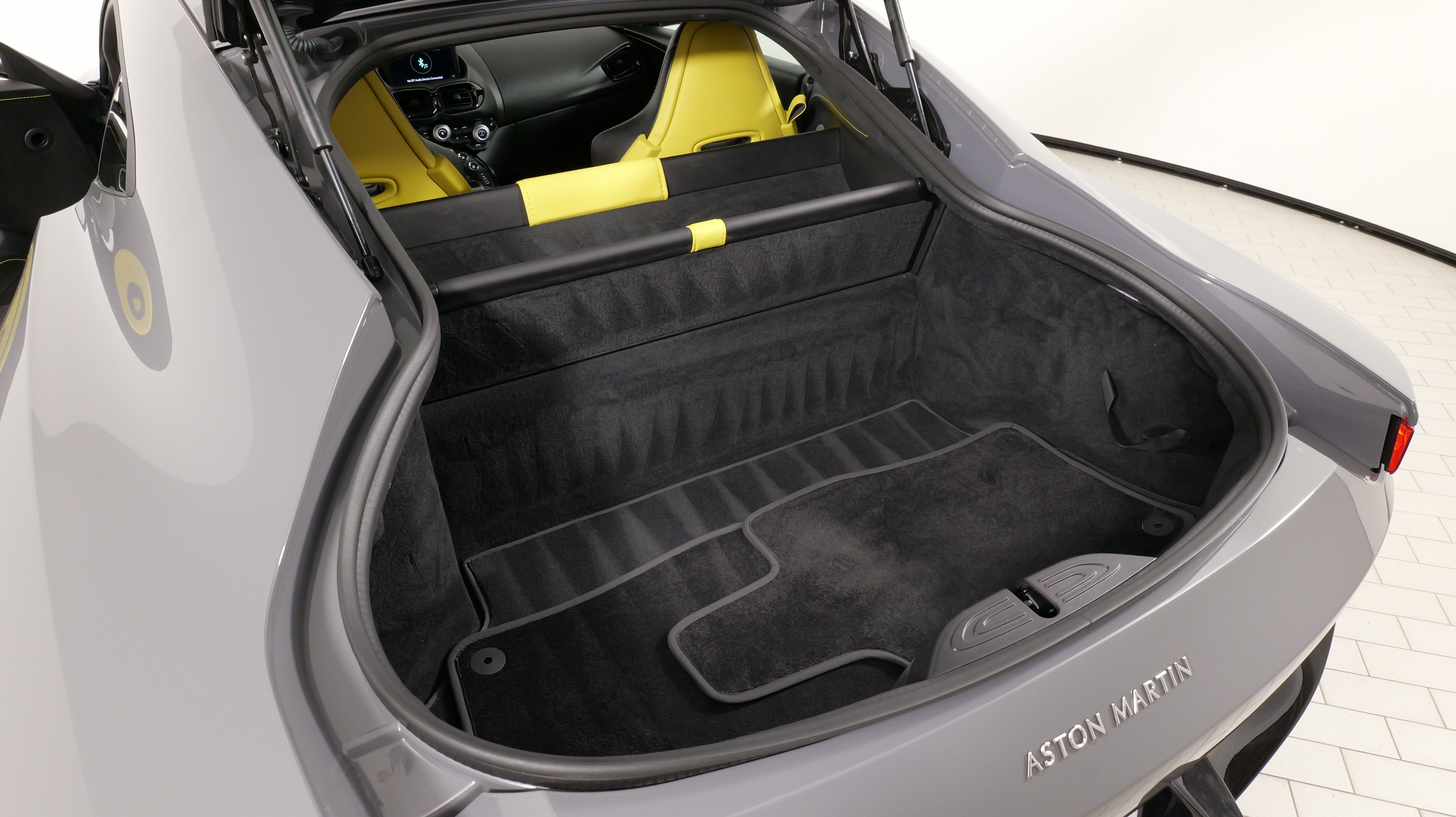 Used 2019 Aston Martin V8 Vantage Coupe RWD image 66