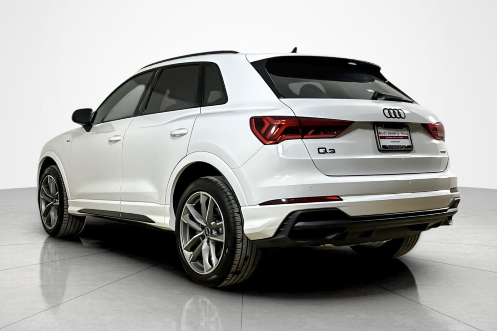 Used 2023 Audi Q3 2.0T Premium w/ Black Optic Sport Package AWD/4WD image 3