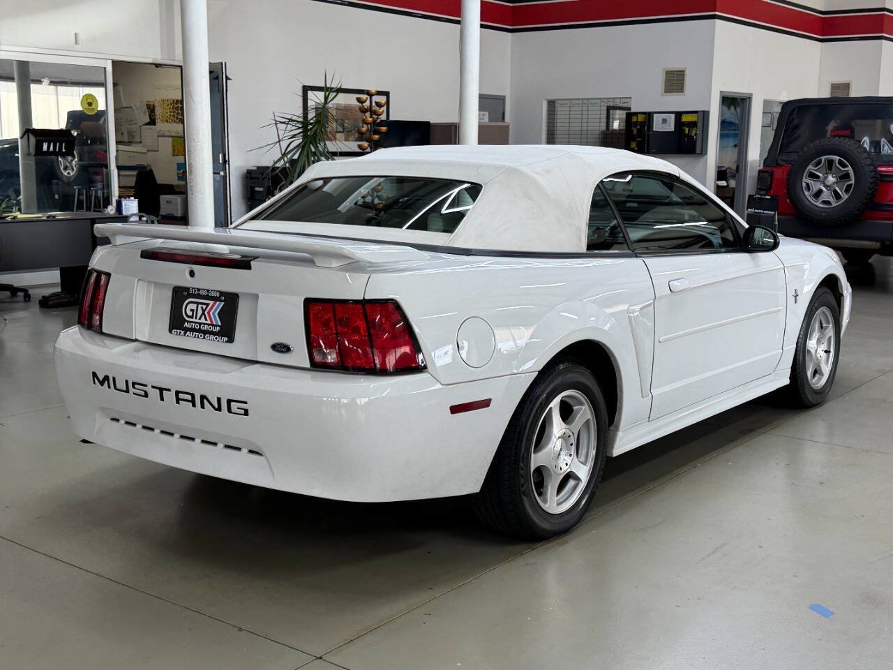 Used 2003 Ford Mustang Convertible RWD image 2