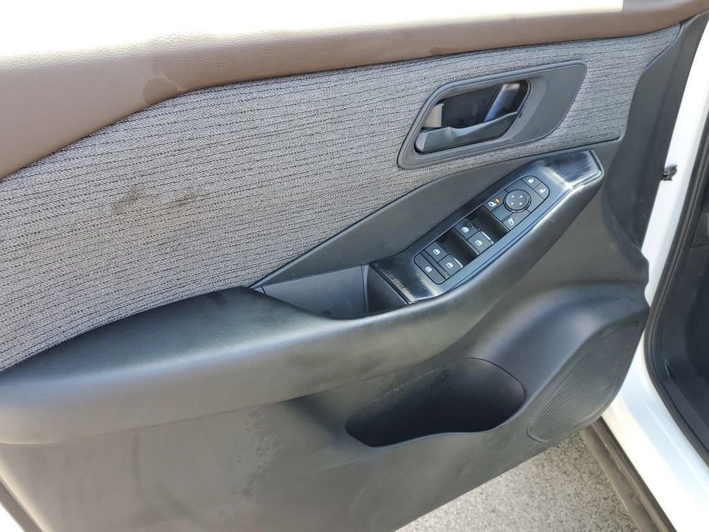 Used 2023 Nissan Rogue S FWD image 16