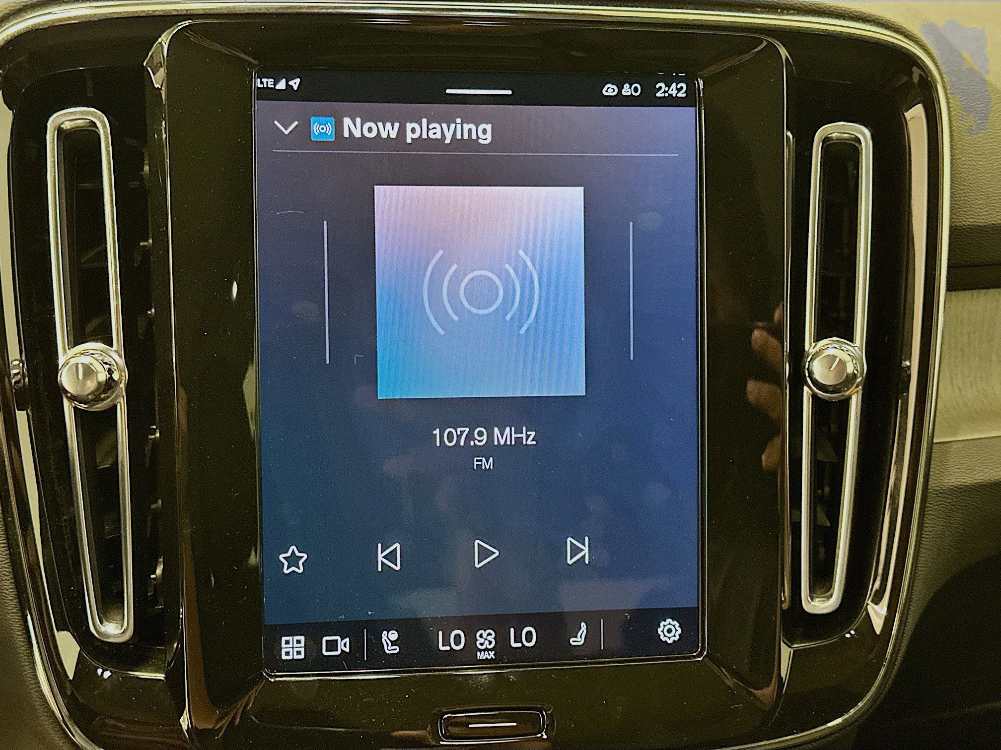 Used 2025 Volvo XC40 B5 Core image 21