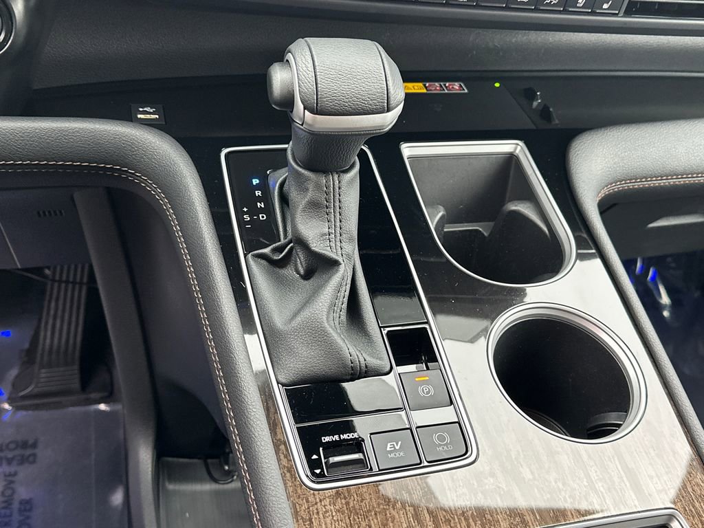 Used 2025 Toyota Sienna Limited image 32