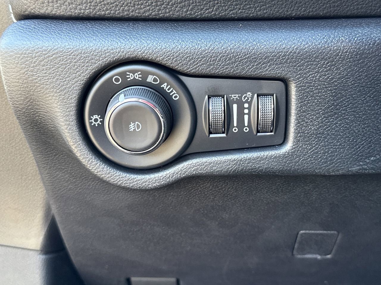 New 2025 Chrysler Pacifica Select image 14