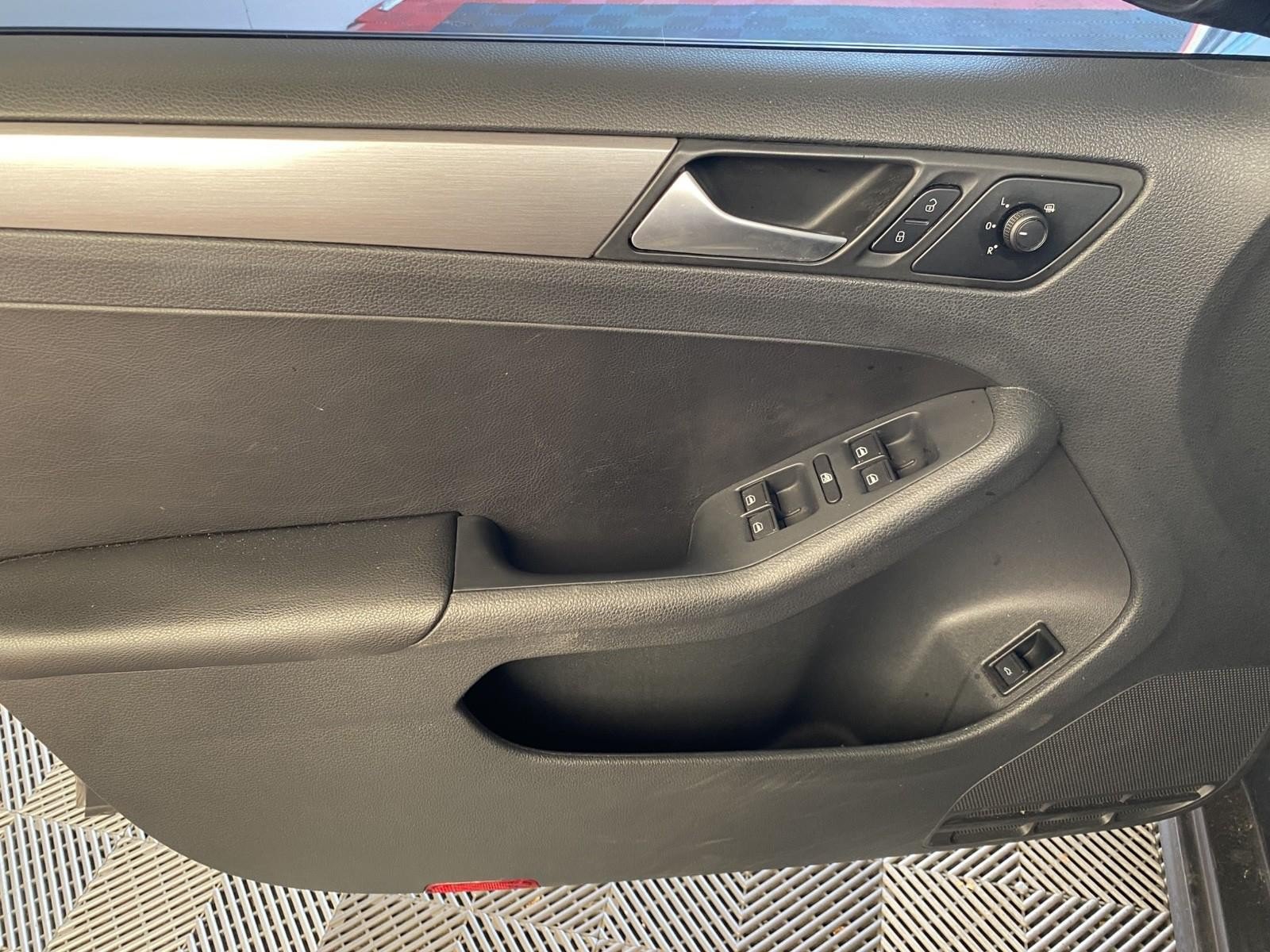 Used 2016 Volkswagen Jetta Sport FWD image 17