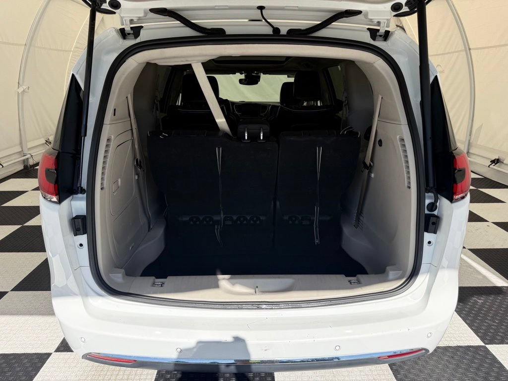 Used 2023 Chrysler Pacifica Limited FWD image 4