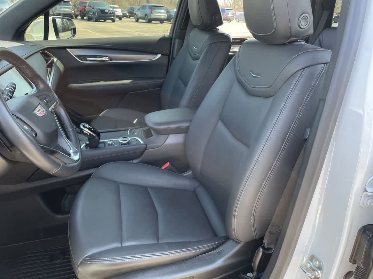 Certified 2025 Cadillac XT6 Luxury AWD/4WD image 12