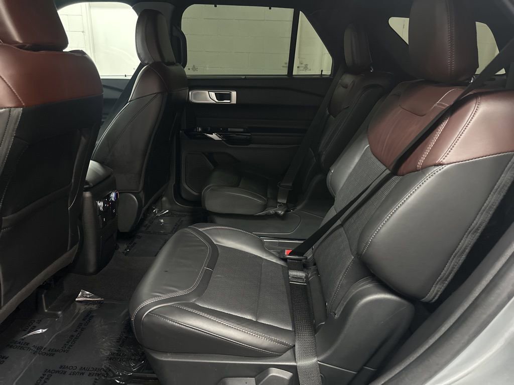 Used 2022 Ford Explorer Platinum w/ Equipment Group 601A AWD/4WD image 34