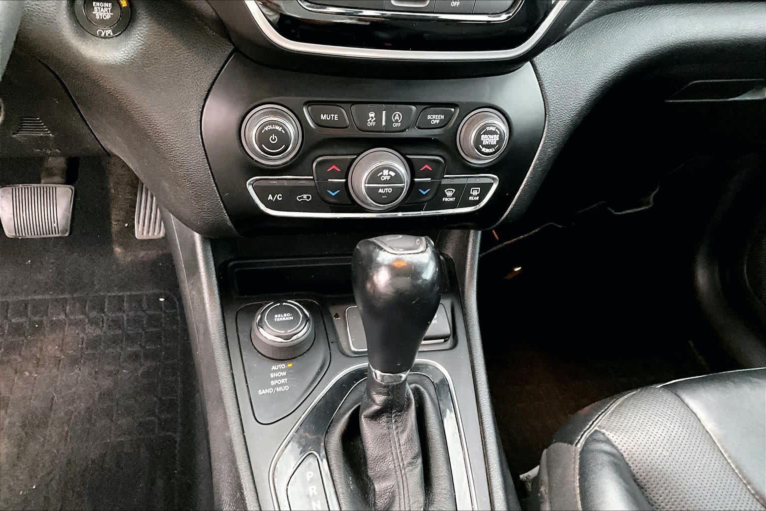 Used 2022 Jeep Cherokee Limited w/ Elite Package AWD/4WD image 32