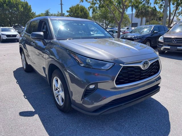 Used 2022 Toyota Highlander LE image 1