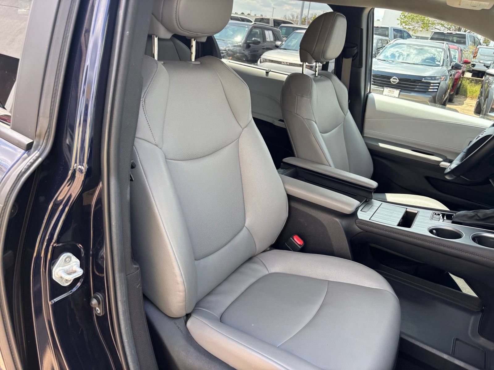 Used 2025 Toyota Sienna XLE FWD image 38