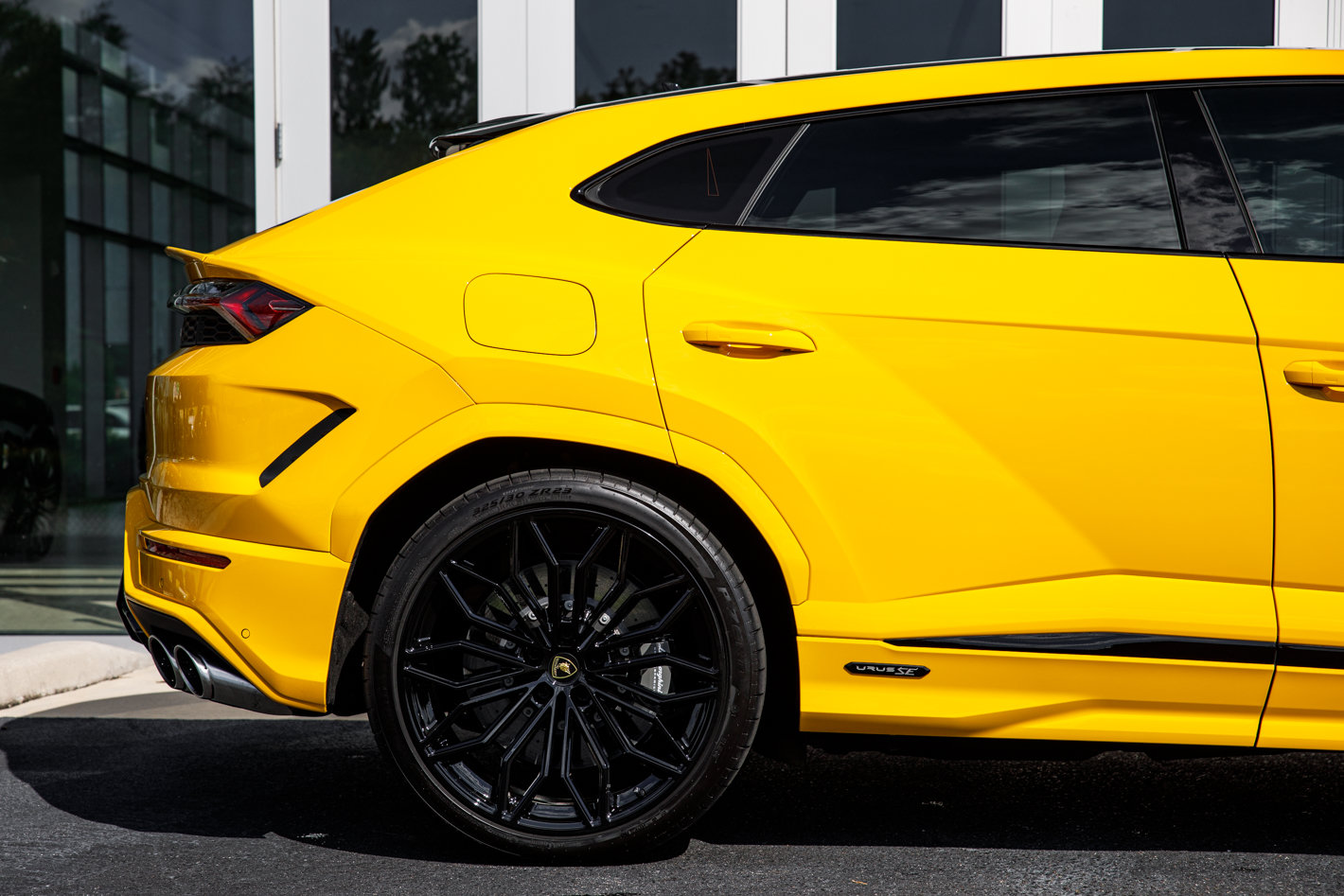 Used 2025 Lamborghini Urus SE AWD/4WD image 22