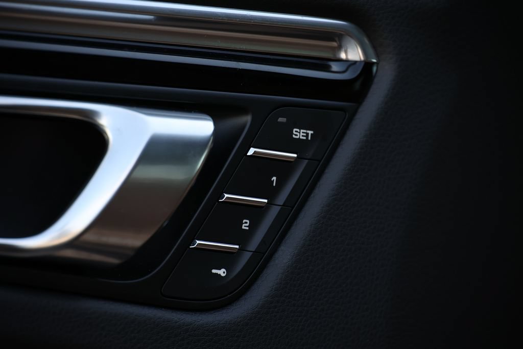 Certified 2026 Porsche Macan AWD/4WD image 30