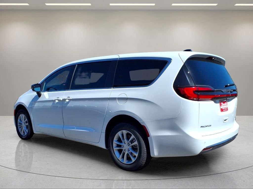 New 2027 Chrysler Pacifica Select AWD/4WD image 5