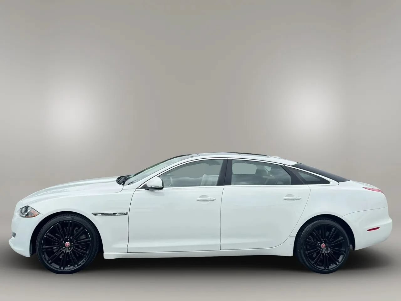 Used 2016 Jaguar XJ L Supercharged RWD image 5
