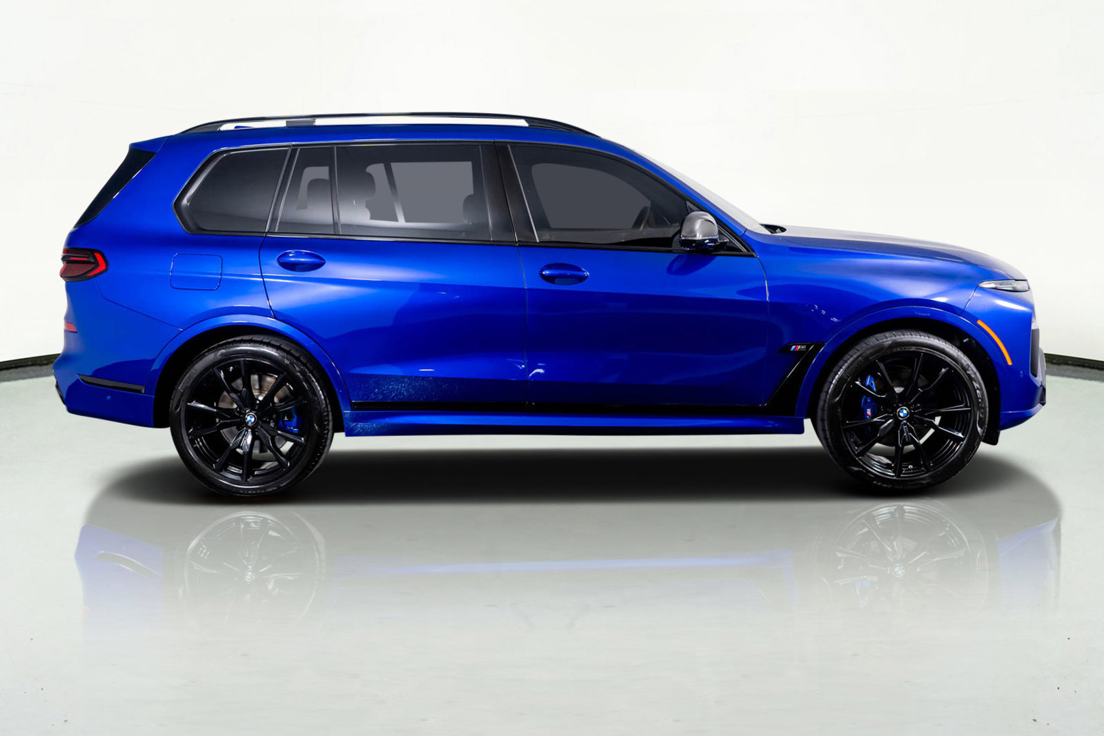 Used 2024 BMW X7 M60i w/ Premium Package image 5