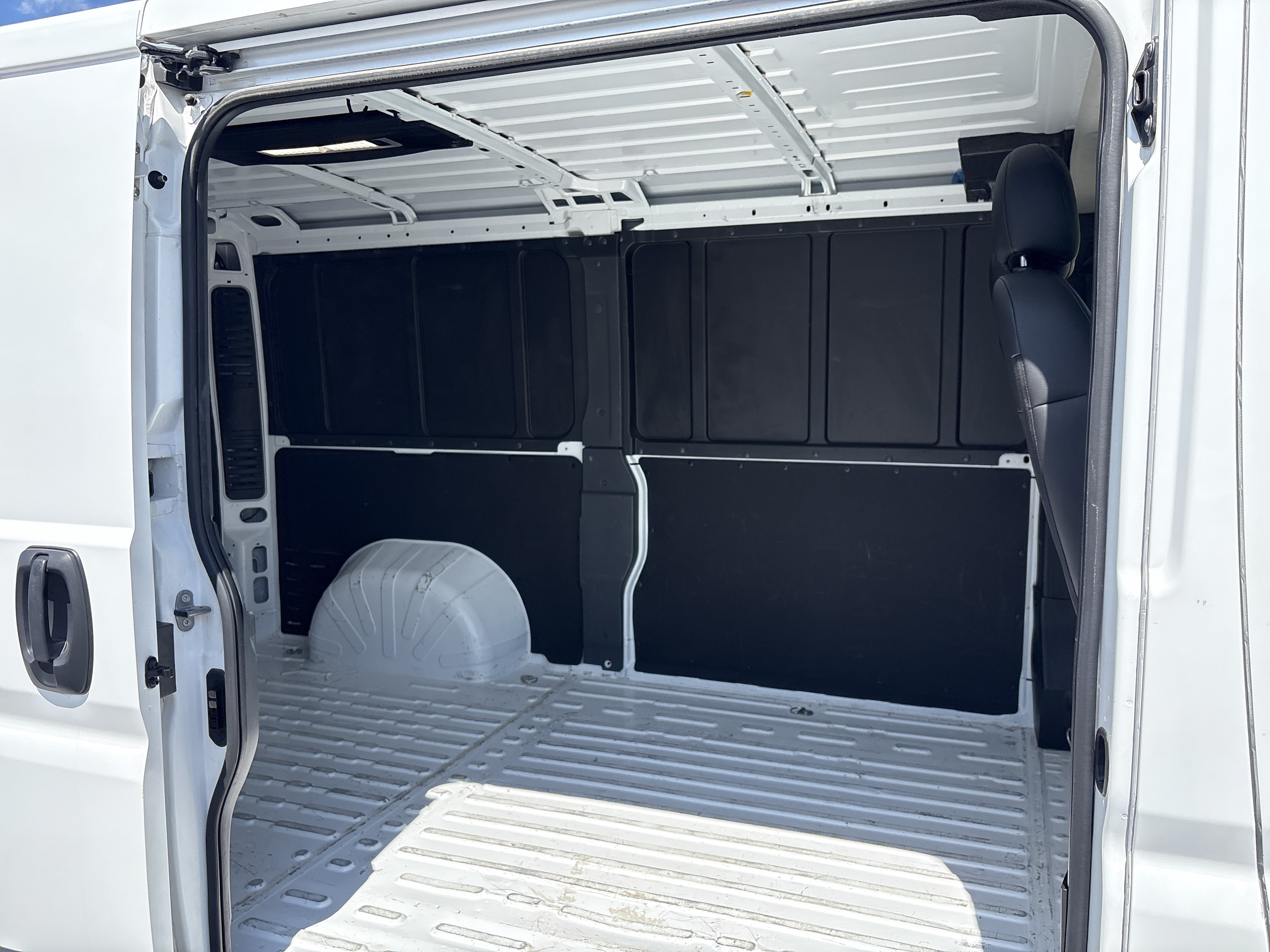 Used 2025 RAM ProMaster 2500 w/ Convenience Group FWD image 31