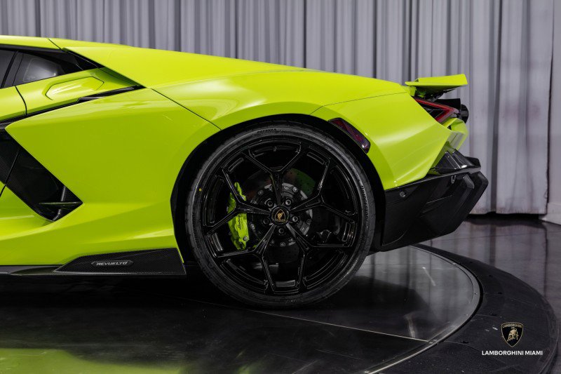 Used 2024 Lamborghini Revuelto image 19