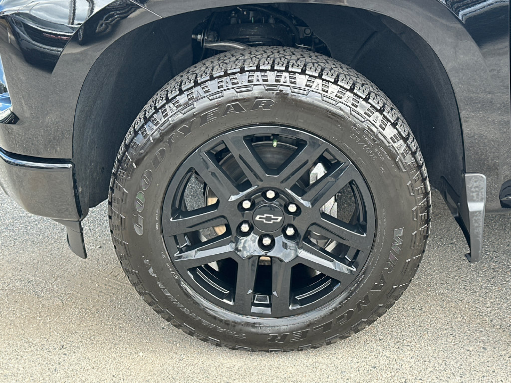 Used 2025 Chevrolet Silverado 1500 High Country w/ Midnight Edition AWD/4WD image 11