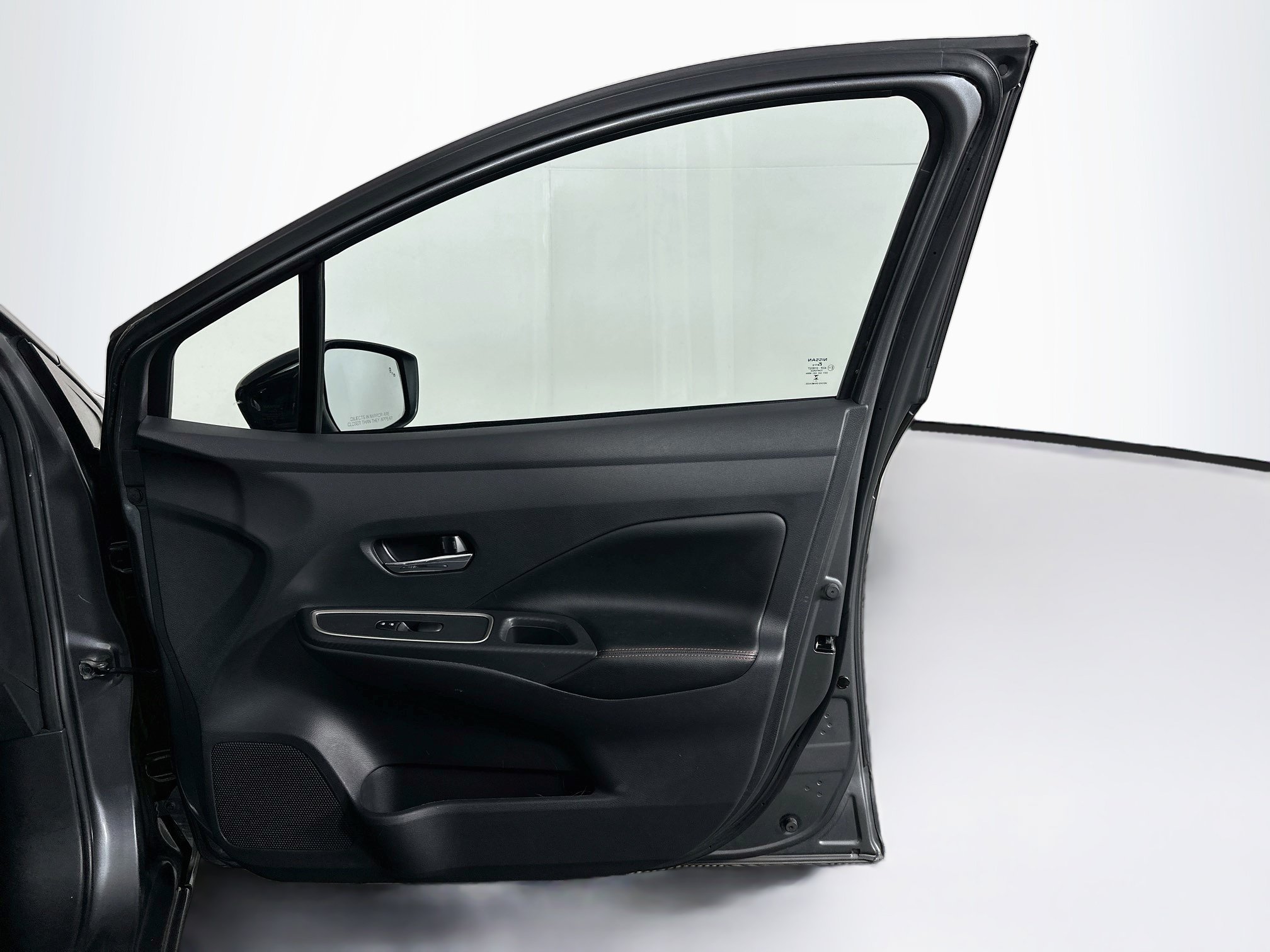 Used 2025 Nissan Versa SR FWD image 29