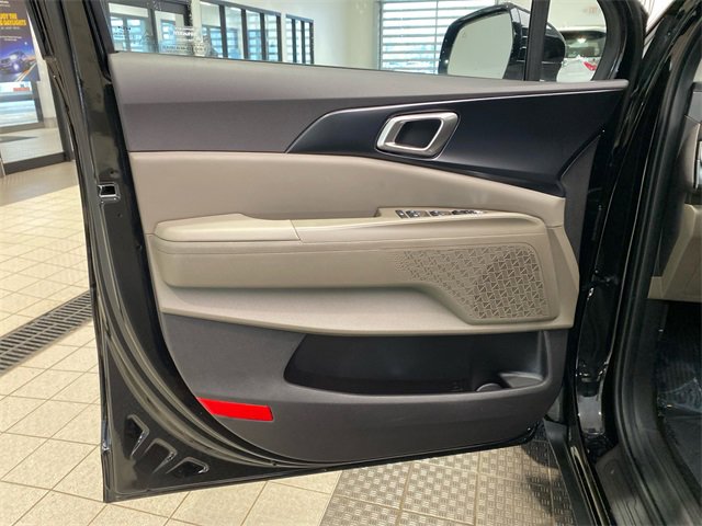 Used 2025 Kia Carnival image 9