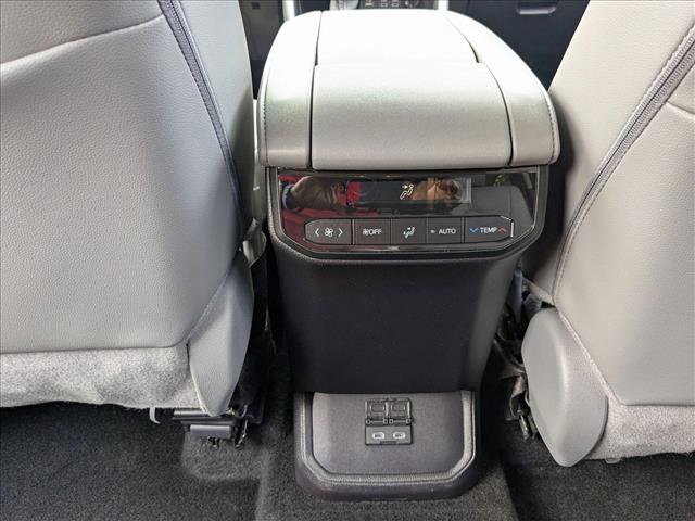 Used 2025 Toyota Highlander XLE image 19