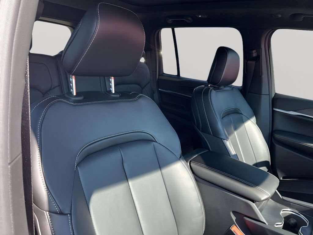 New 2026 Jeep Grand Cherokee Limited w/ Limited Altitude Package AWD/4WD image 17