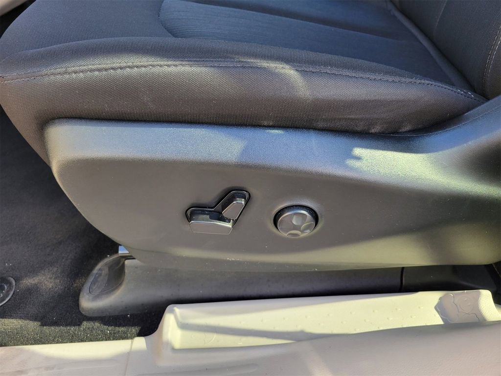 Used 2024 Chrysler Voyager LX image 15