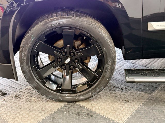 Used 2018 Cadillac Escalade Premium Luxury AWD/4WD image 13