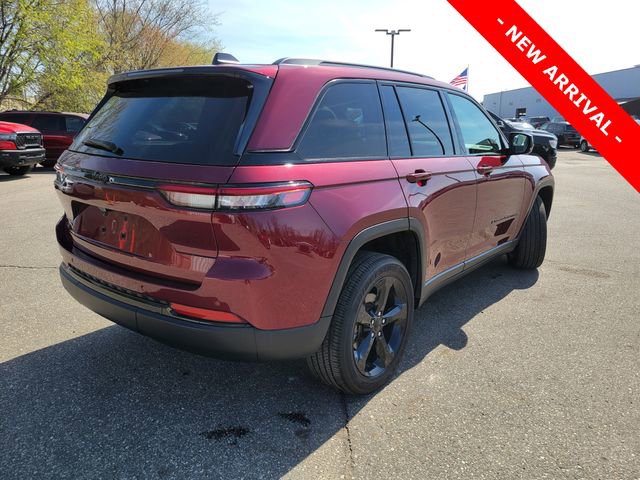 Used 2024 Jeep Grand Cherokee Altitude AWD/4WD image 3