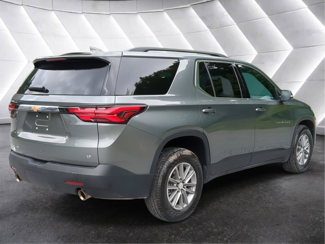 Used 2023 Chevrolet Traverse LT AWD/4WD image 3