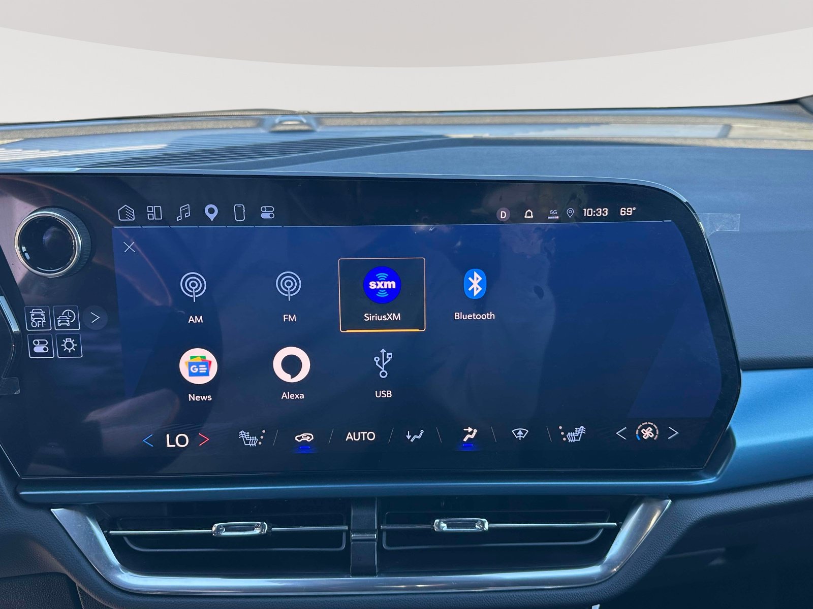 Used 2024 Chevrolet Equinox EV LT FWD image 9
