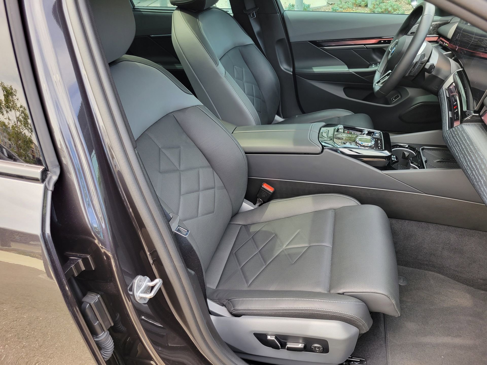 Used 2024 BMW 540i xDrive w/ Executive Package image 28