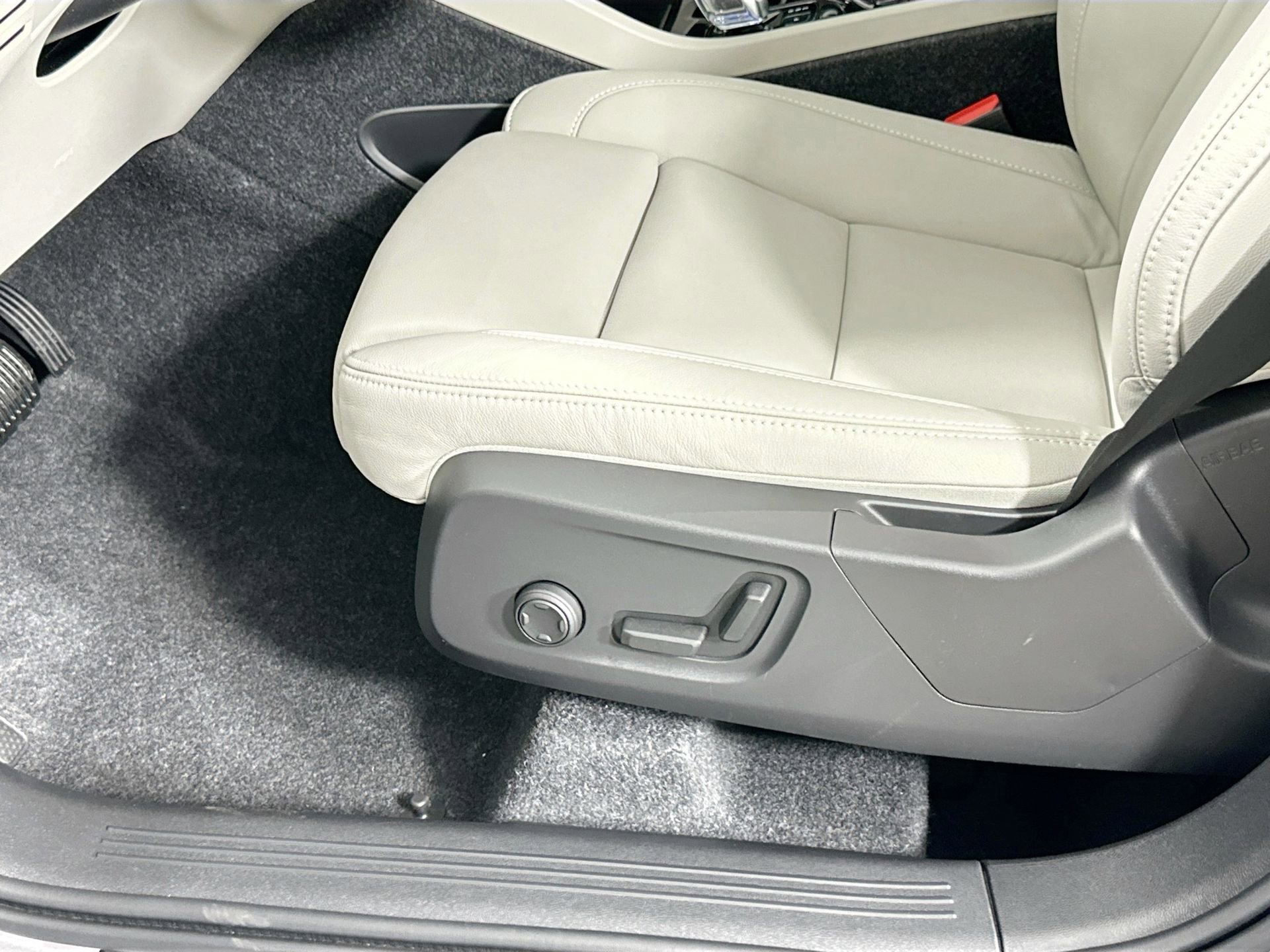 New 2026 Volvo XC40 B4 Plus w/ Protection Package Premier FWD image 18
