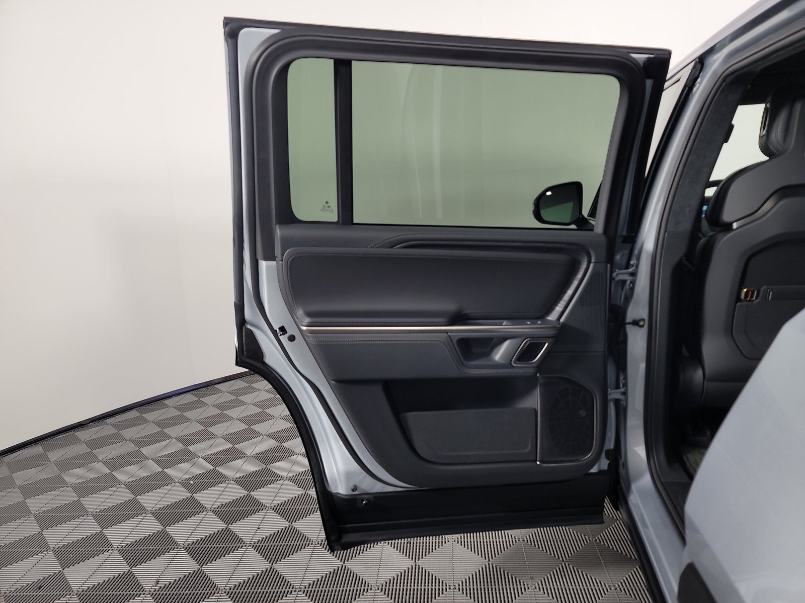 Used 2024 Rivian R1S Adventure AWD/4WD image 17