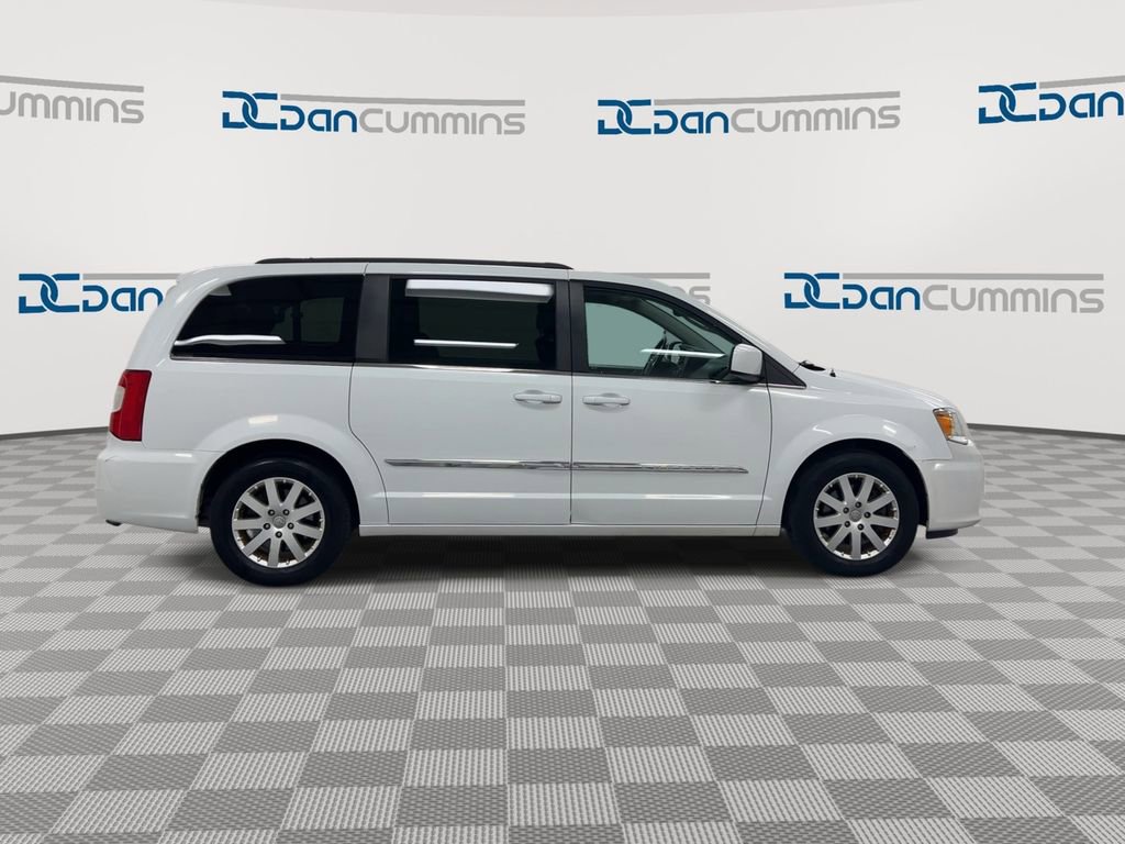 Used 2016 Chrysler Town & Country Touring FWD image 9