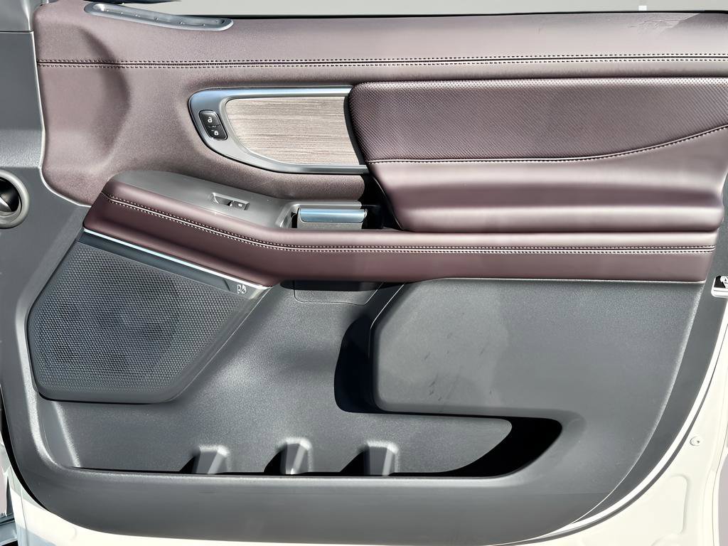 New 2025 Ford Expedition Max Platinum w/ Platinum Ultimate Package AWD/4WD image 15