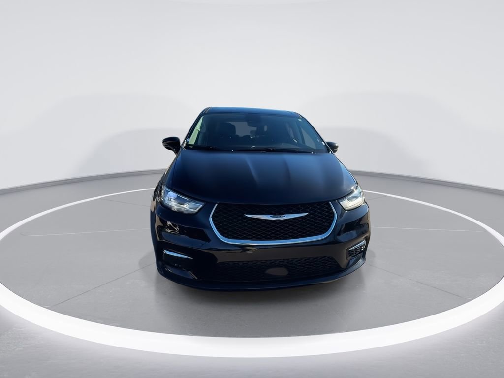 Used 2024 Chrysler Pacifica Touring-L image 3