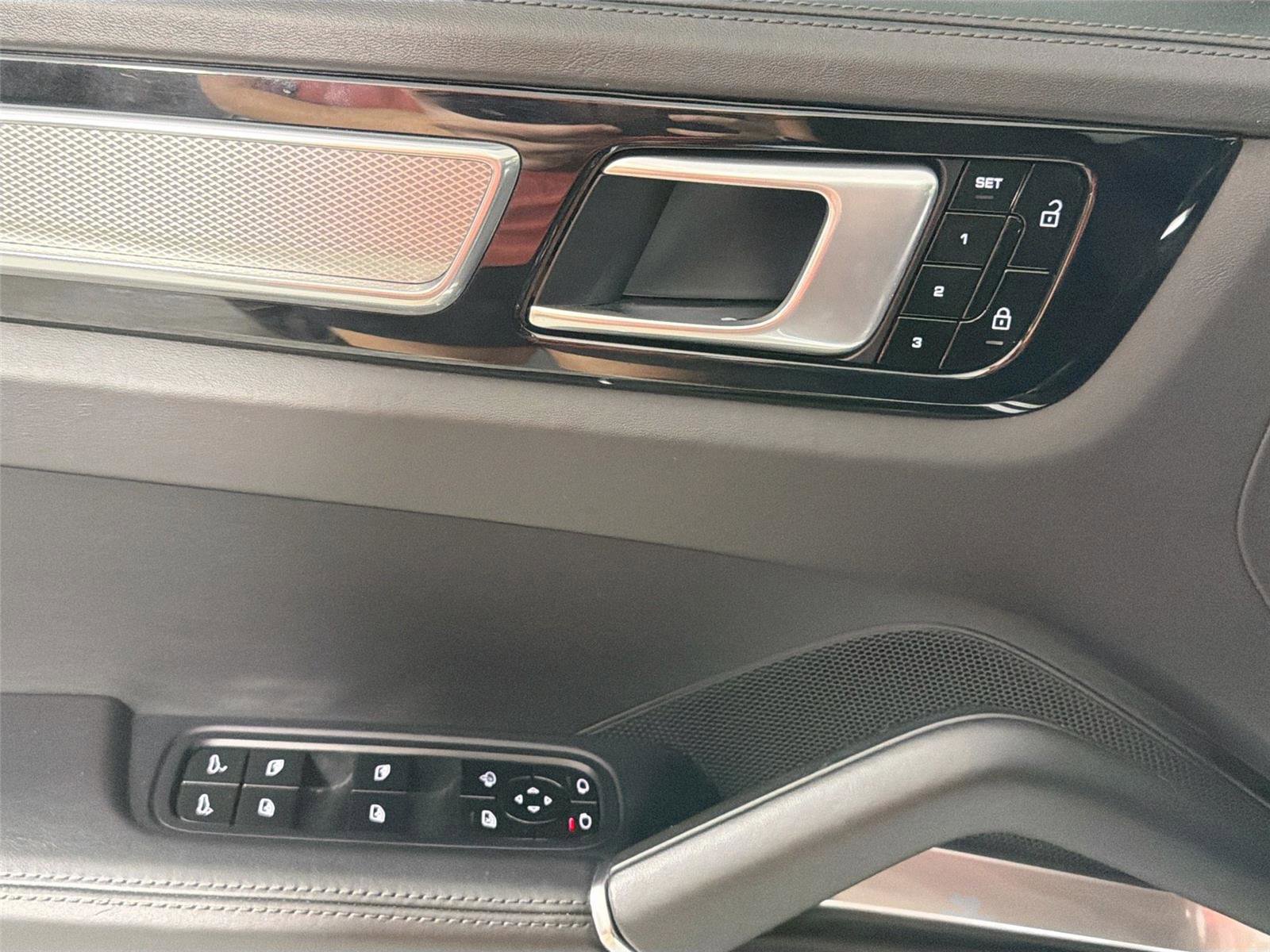 Certified 2021 Porsche Cayenne Turbo AWD/4WD image 31
