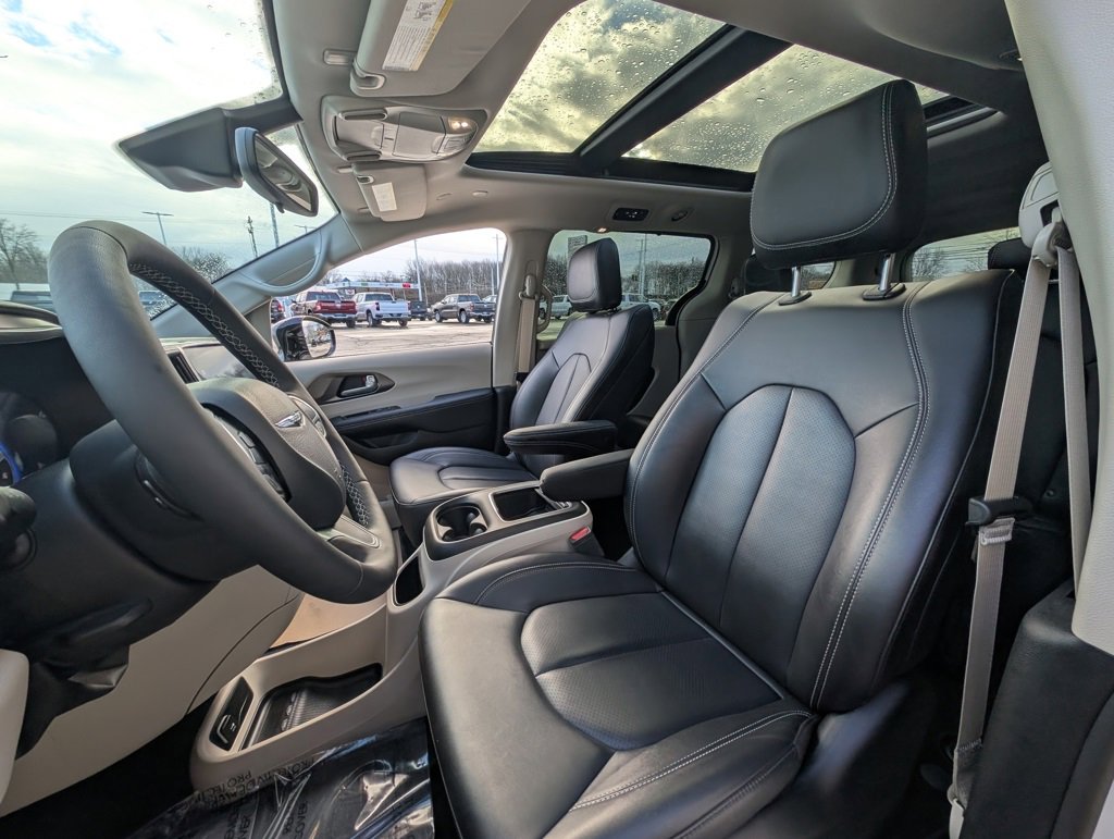 Used 2024 Chrysler Pacifica Touring-L w/ Road Tripper Package image 14