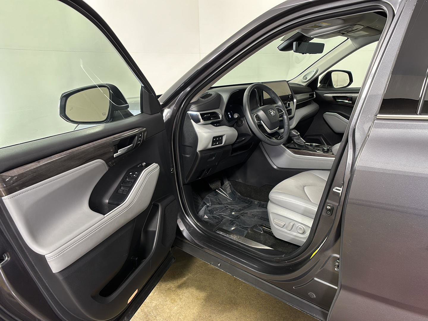 Used 2024 Toyota Highlander Platinum AWD/4WD image 2