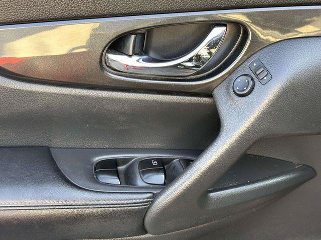 Used 2018 Nissan Rogue SV AWD/4WD image 11
