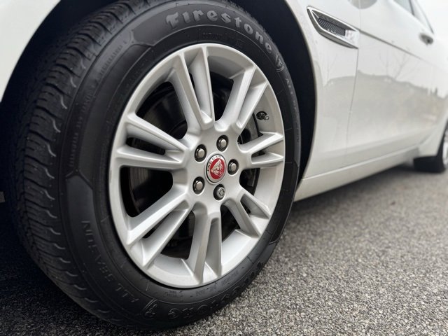 Used 2018 Jaguar XE Premium image 2