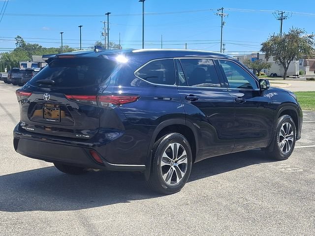 Used 2021 Toyota Highlander XLE AWD/4WD image 5