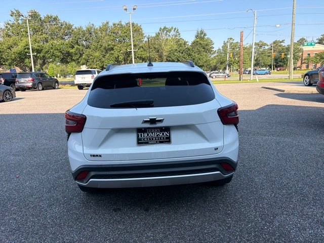Used 2024 Chevrolet Trax LT w/ Sunroof Package FWD image 6