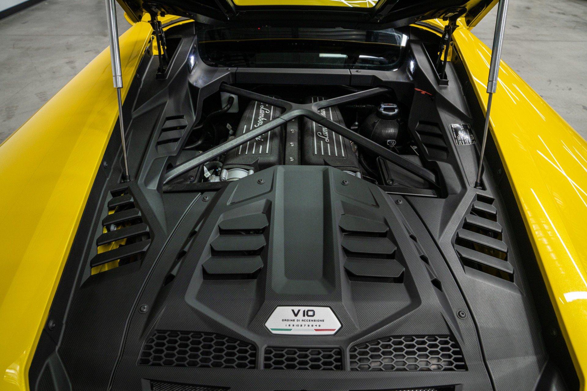 Used 2021 Lamborghini Huracan EVO RWD image 11