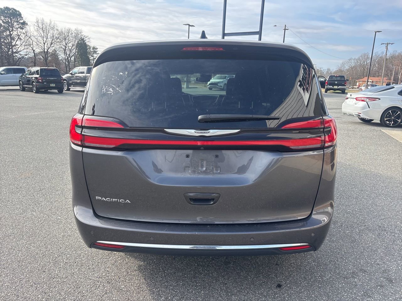 Used 2023 Chrysler Pacifica Touring-L image 6