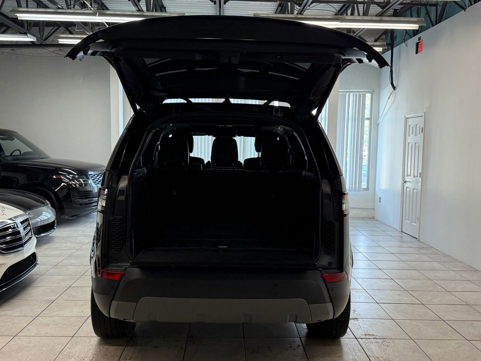 Used 2020 Land Rover Discovery SE image 18