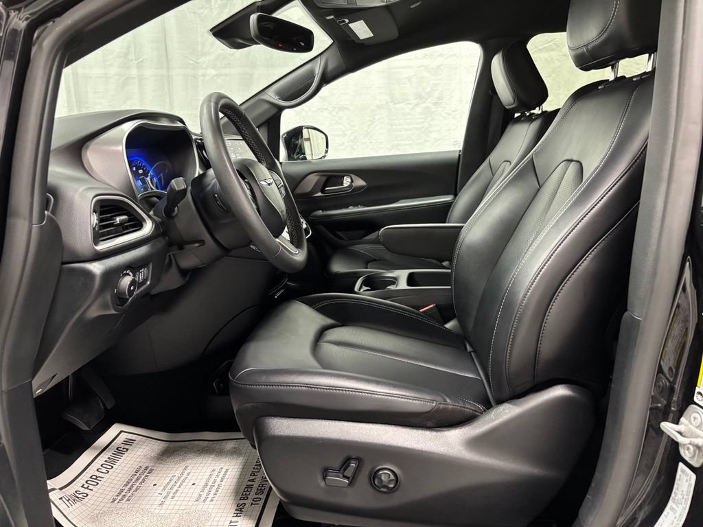 Used 2025 Chrysler Pacifica Select FWD image 13